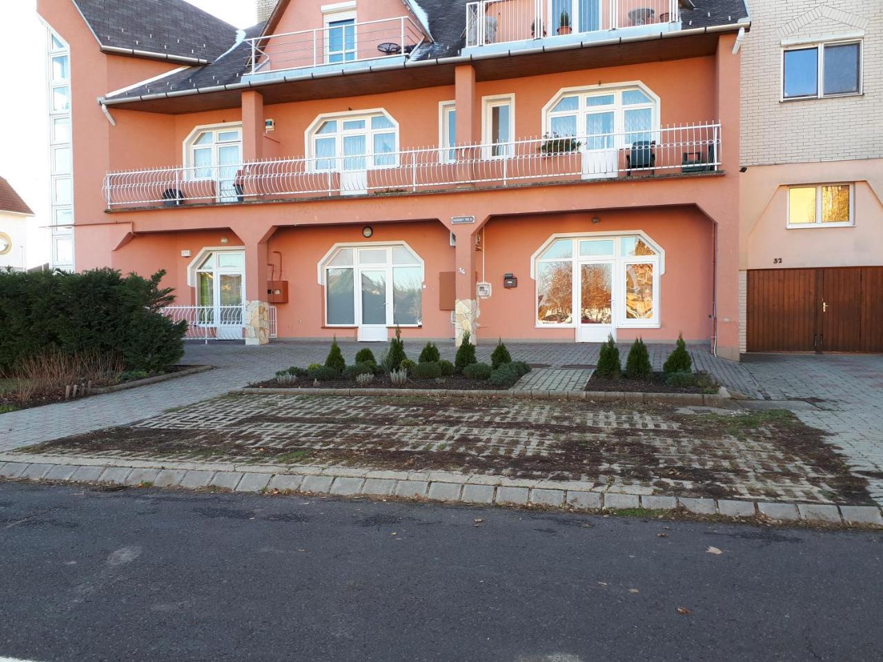 Kertvarosi Apartman II Tiszaujvaros Exterior photo